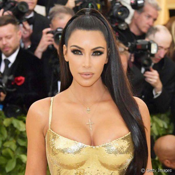 Make Kim Kardashian Met Gala 2018: olhos pretos bem marcados com batom nude foram aposta da famosa (Foto: Getty Images)